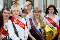 Участники карнавала выпускников под девизом Живи на отлично