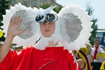 Участник карнавала в костюме Чебурашка