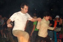 Праздник закончился традиционным прыганьем через костер