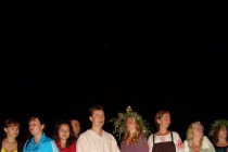 Собравшиеся на поляне пели песни и водили хороводы