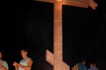 Собравшиеся возлагали горящие свечи к подножью креста около озера