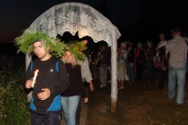 Около символических ворот около озера выстроилась целая очередь