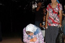 Верующие преклоняются перед камнем, который по легенде остался со времен града Китежа