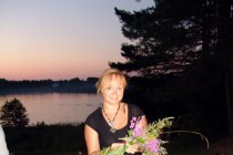 Собравшиеся плетут венки