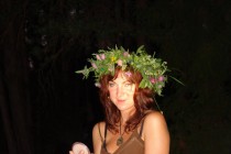 Каждый пытается сплести венок красивее, чем у других