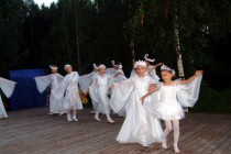 Выступление артистов местной самодеятельности