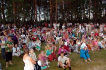 Зрители с холма наблюдают за выступлением самодеятельности