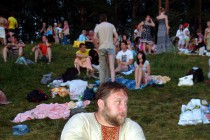 Участники праздных гуляний в костюмах