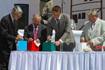 Жак Ван Рейкевёрсель, ген. менеджер SOLVAY по пластмассам. Жан-Луи Плюмкок, ген. директор ООО РусВинил. Дмитрий Конов, президент Сибур холдинга. Зам. губернатора Ниж. обл. Владимир Иванов. Собирают символический камень, состоящий из четырех частей