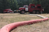 Для защиты села Каменка перед лесом был протянут пожарный рукав