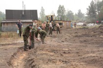 На защите домов от огня работают люди и техника