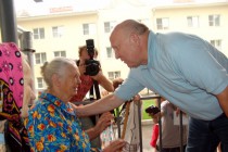 Губернатор Нижегородской области Валерий Шанцев пообщался с погорельцами в лагере Лазурный