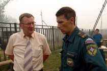 Министр промышленности и инноваций Нижегородской области Николай Сатаев беседует с огнеборцами