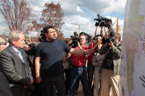 Застройщик показывает Виктору Басаргину план застройки села