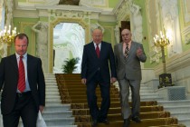 Губернатор Нижегородской области Валерий Шанцев на парадной лестнице музея