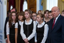 В экскурсии по музею вместе с учениками принял участие и губернатор Нижегородской области Валерий Шанцев (справа).