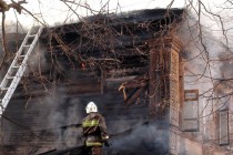 Ликвидация пожара в деревянном двухэтажном доме в Нижнем Новгороде