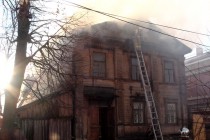 Ликвидация пожара в деревянном двухэтажном доме в Нижнем Новгороде