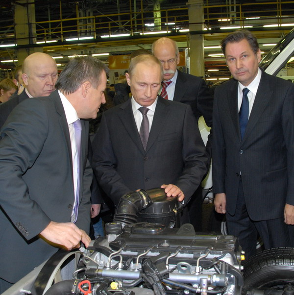 Премьер-министр РФ Владимир Путин осмотрел цех по производству грузовых автомобилей Горьковского автозавода