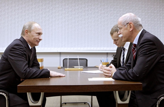 Председатель Правительства РФ Владимир Путин провел на Горьковском автозаводе в Нижнем Новгороде встречу с председателем правления Daimler AG Дитером Цетше