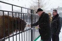 Губернатор Нижегородской области Валерий Шанцев покормил питомцев зоопарка