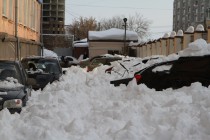 Автомобили получили повреждения в результате схода снега с крыши офисного здания на улице Полтавская