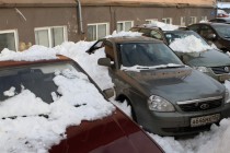 Автомобили получили повреждения в результате схода снега с крыши офисного здания на улице Полтавская