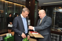 Валерий Шанцев вручает Герману Грефу еще один сувенир – поющие бокалы