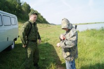 Инспектор интересуется у задержанного целью его пребывания в охотничьих угодиях