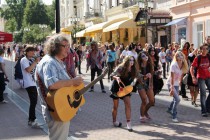 Уличные музыканты на время шествия зомби прервали свое выступление