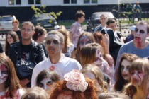 Перед началом акции зомби собрались на общее собрание