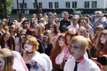 Перед началом акции зомби собрались на общее собрание