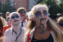 Перед началом акции зомби собрались на общее собрание