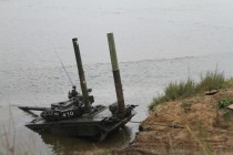 Спасательная операция по вытаскиванию заглохшего танка Т-80 при форсировании реки