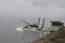 Мотострелковый батальон российско-белорусских войск (танк Т-80 - слева и БМП - справа) форсирует водную преграду ( р.Клязьма)