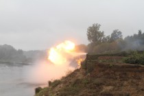 Выстрел из танка Т-80, находящегося в береговом укреплении