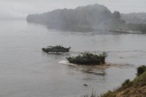 БМП с разведчиками форсирует водную преграду