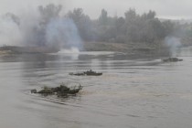 БМП форсирует водную преграду