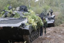 БМП готовится к форсированию водной преграды