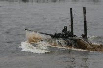 Танк Т-80 форсирует водную преграду ( р.Клязьма)