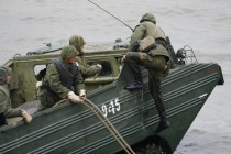 Солдаты на плавающем транспортере ПТС