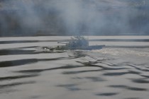 БМП форсирует водную преграду