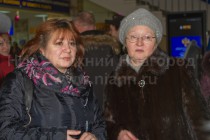 Людмила Карпенко, жена Виталия Карпенко и Людмила Савина, мама Романа Савина (слева направо), спасенных во время крушения сухогруза Свонлэнд в Ирландском море, перед встречей с моряками в аэропорту Нижнего Новгорода