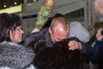 Российский моряк Роман Савин, спасенный во время крушения сухогруза Свонлэнд в Ирландском море, встретился с мамой в аэропорту Нижнего Новгорода