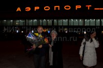 Российский моряк Роман Савин, спасенный во время крушения сухогруза Свонлэнд в Ирландском море, встретился с мамой в аэропорту Нижнего Новгорода