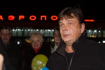 Российский моряк Виталий Карпенко, спасенный во время крушения сухогруза Свонлэнд в Ирландском море, в аэропорту Нижнего Новгорода