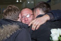 Российский моряк Роман Савин, спасенный во время крушения сухогруза Свонлэнд в Ирландском море, встретился с мамой в аэропорту Нижнего Новгорода.