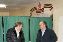У избирательных кабинок Олег Кондрашов и глава Приокского района Нижнего Новгорода Андрей Чертков
