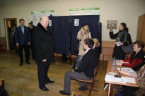 Валерий Шанцев пообщался с наблюдателями на участке