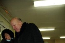 Валерий Шанцев знакомится с ассортиментом в буфете на избирательном участке в Верхних Печерах